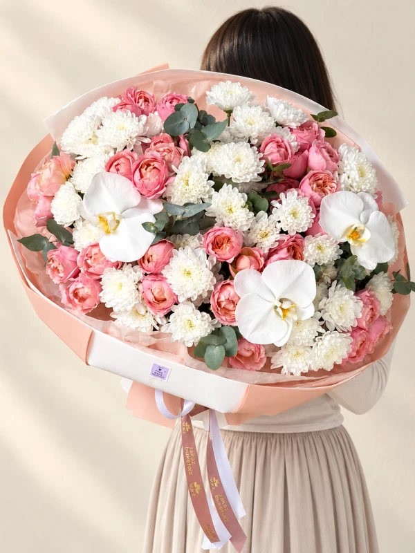 Букет "Амалия Orchid" с пионовидными кустовыми розами, хризантемами и орхидеями — «Амалия Orchid» — выразительный букет из 10 роз, 8 хризантем, 3 орхидей и 1 ветви эвкалипта.